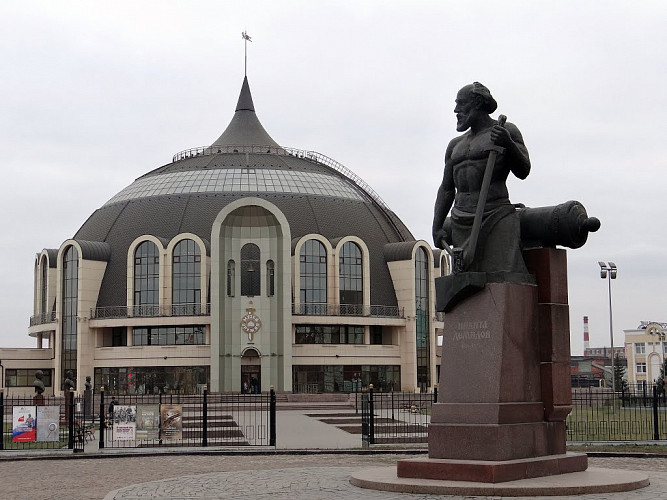 Monument to Nikita Demidov фото 2