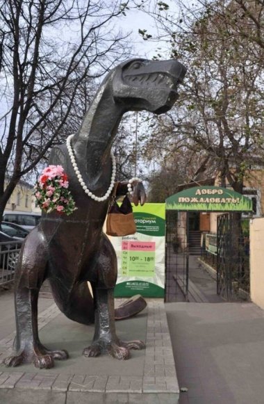 There is a three-meter statue of a Tyrannosaurus Rex erected in Tula, in front of the exotarrium