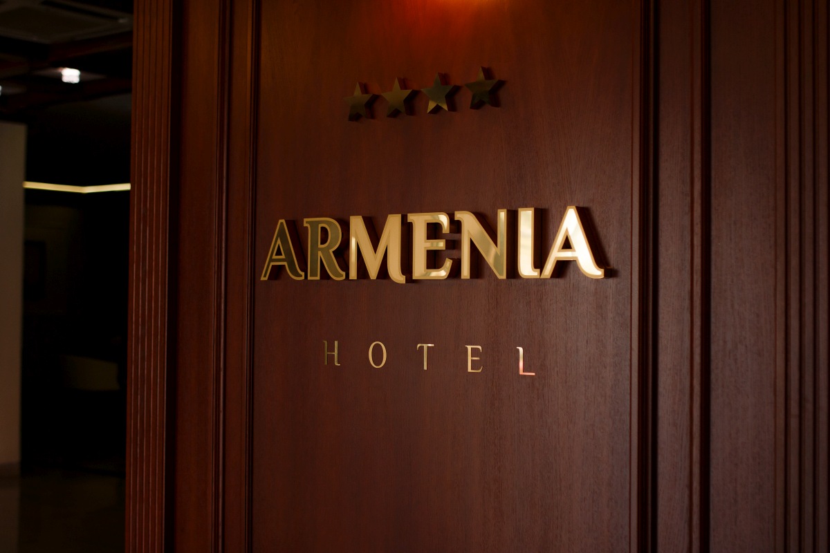 Hotel armenia. Отель Армения Тула. Гостиница Армения Тула номера. Гостиница Армения. Отель Армения Тула логотип.