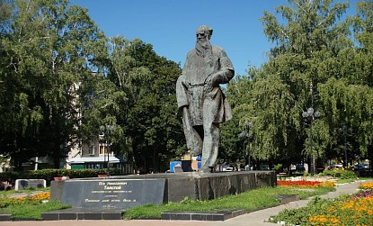 Monument to Leo Tolstoy фото