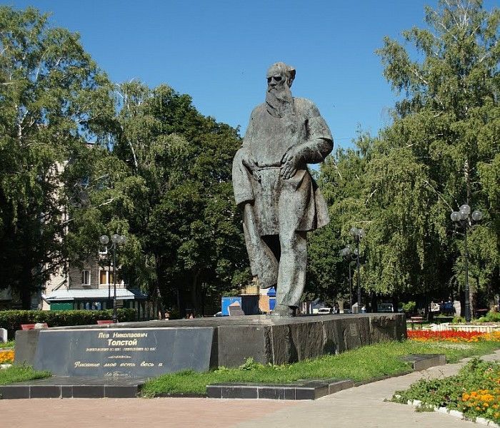 Monument to Leo Tolstoy фото 1