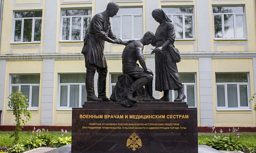 Monument to the feat of doctors and nurses during the Great Patriotic War фото