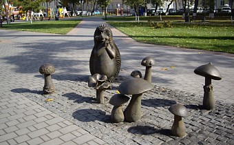 Gribnaya Polyanka Sculpture