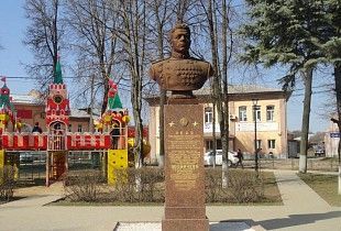 Bust to twice hero of Soviet Union M. G. Fomichev