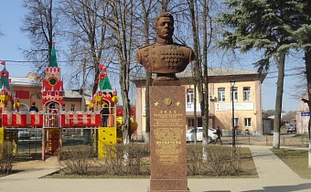 Bust to twice hero of Soviet Union M. G. Fomichev