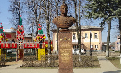 Bust to twice hero of Soviet Union M. G. Fomichev фото