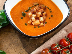 Весенний томатный суп с гренками