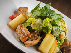 Теплый салат с курицей и копченым сыром сулугуни